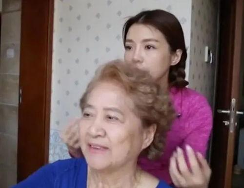 娱乐吃瓜老奶奶视频,老奶奶吃瓜视频背后的故事